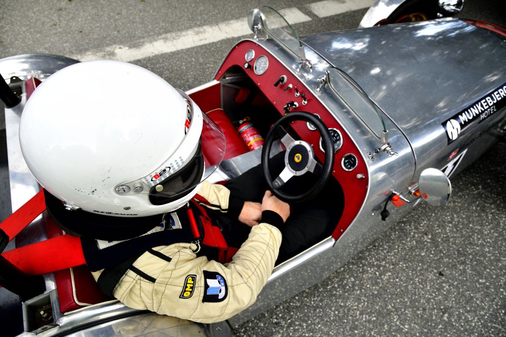 Mads Nygaard fra Vejle gør sig klar til start i sin Lotus Seven fra 1960
(Foto: Michael Eisenberg)